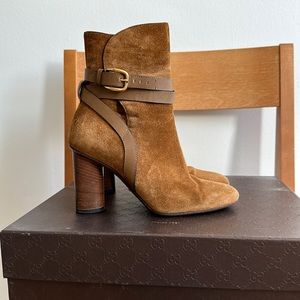 Gucci Suede Ankle Boots with Buckle in size 35